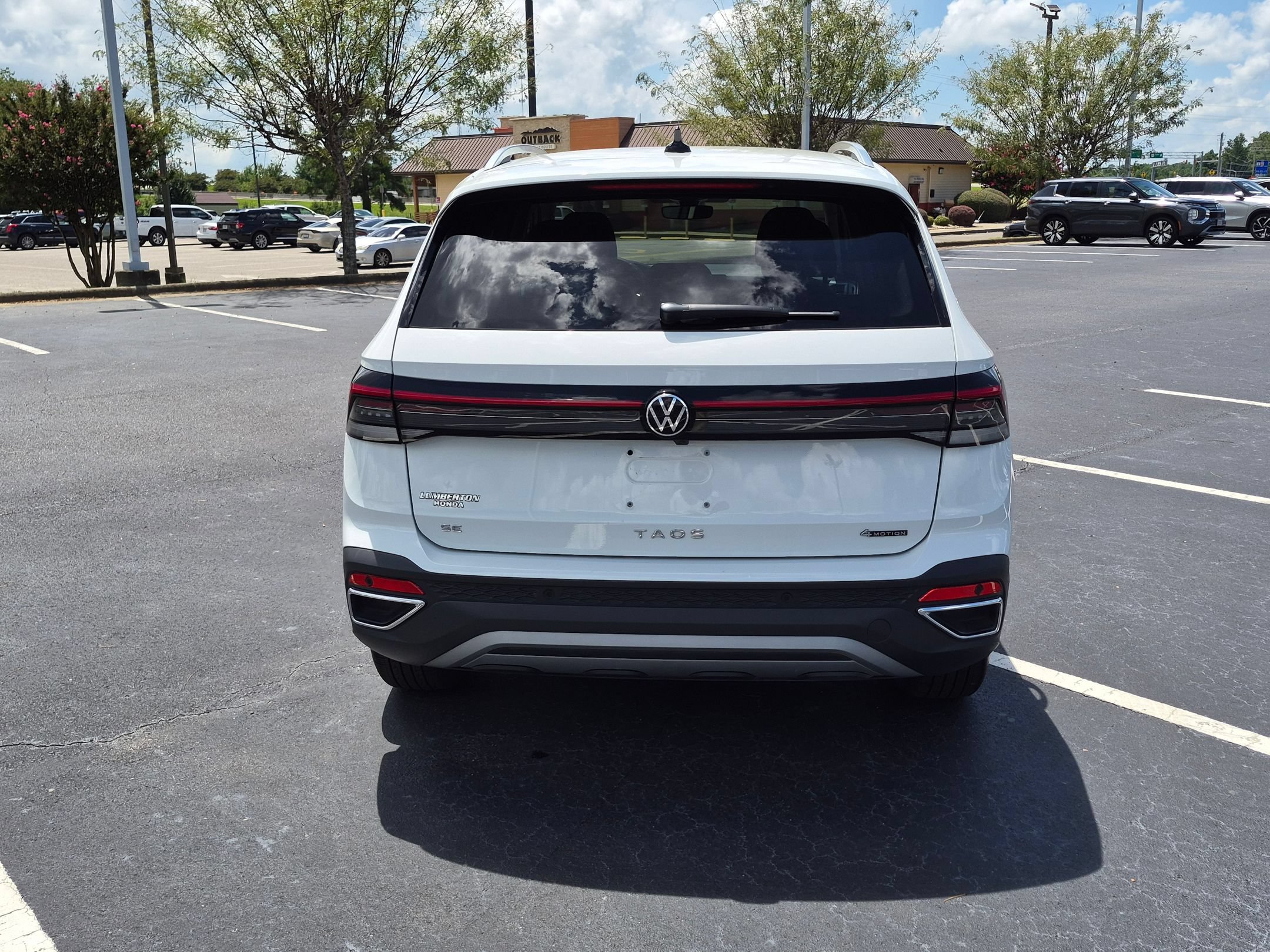 Used 2025 Volkswagen Taos SE AWD/4WD image 4