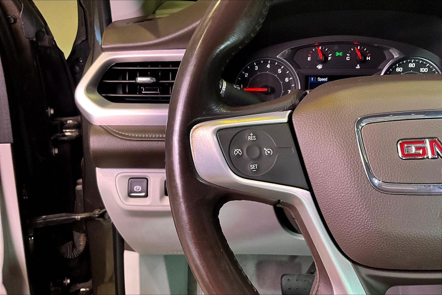 Used 2020 GMC Acadia SLE AWD/4WD image 12