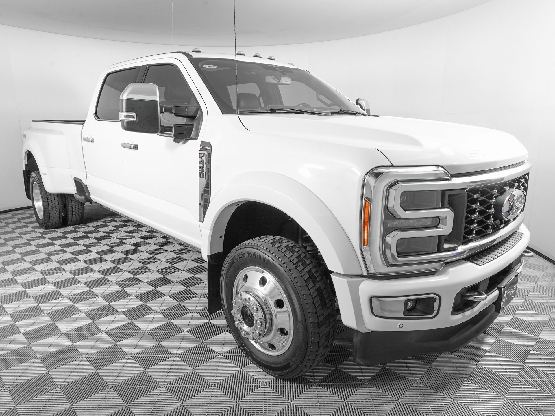 Used 2023 Ford F450 Platinum w/ FX4 Off-Road Package image 3