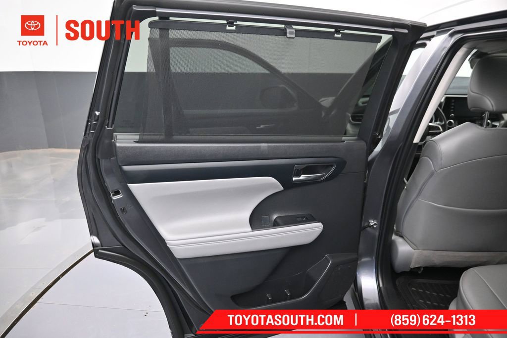 Used 2022 Toyota Highlander XLE AWD/4WD image 27
