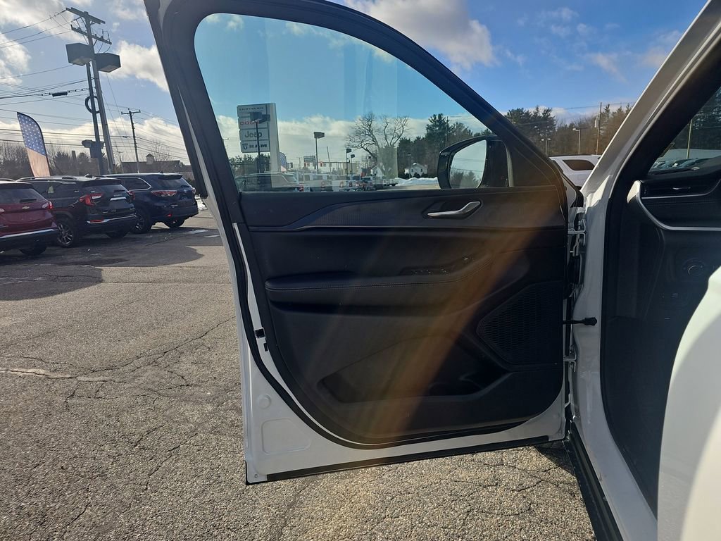 New 2025 Jeep Grand Cherokee L Altitude image 11