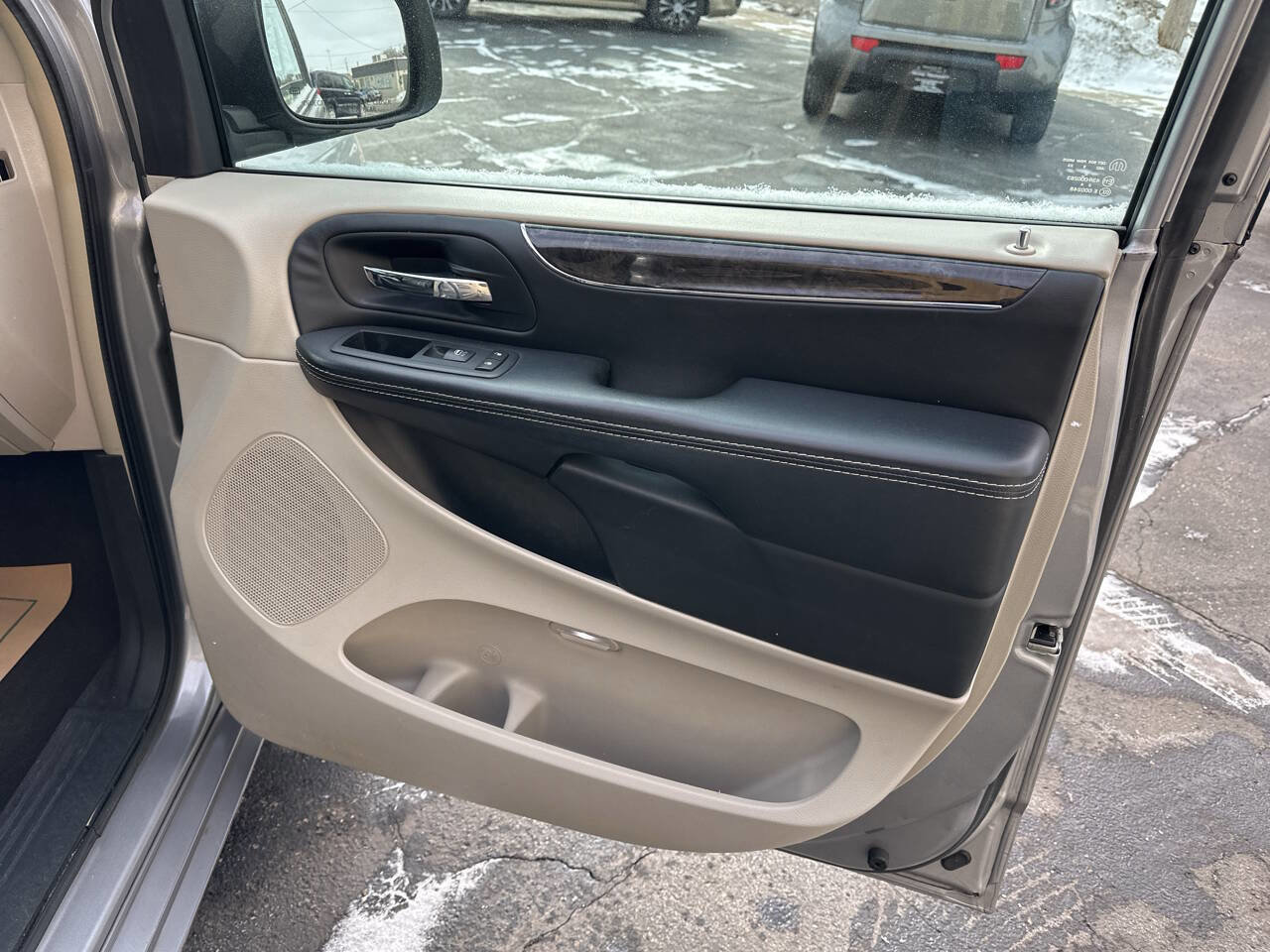 Used 2015 Chrysler Town & Country Touring image 12