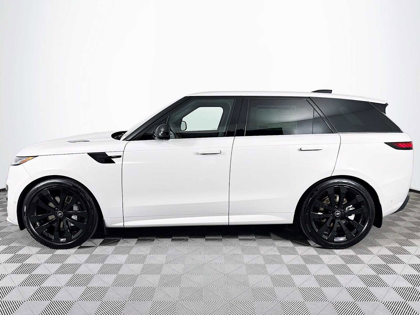 Used 2025 Land Rover Range Rover Sport Dynamic SE image 8