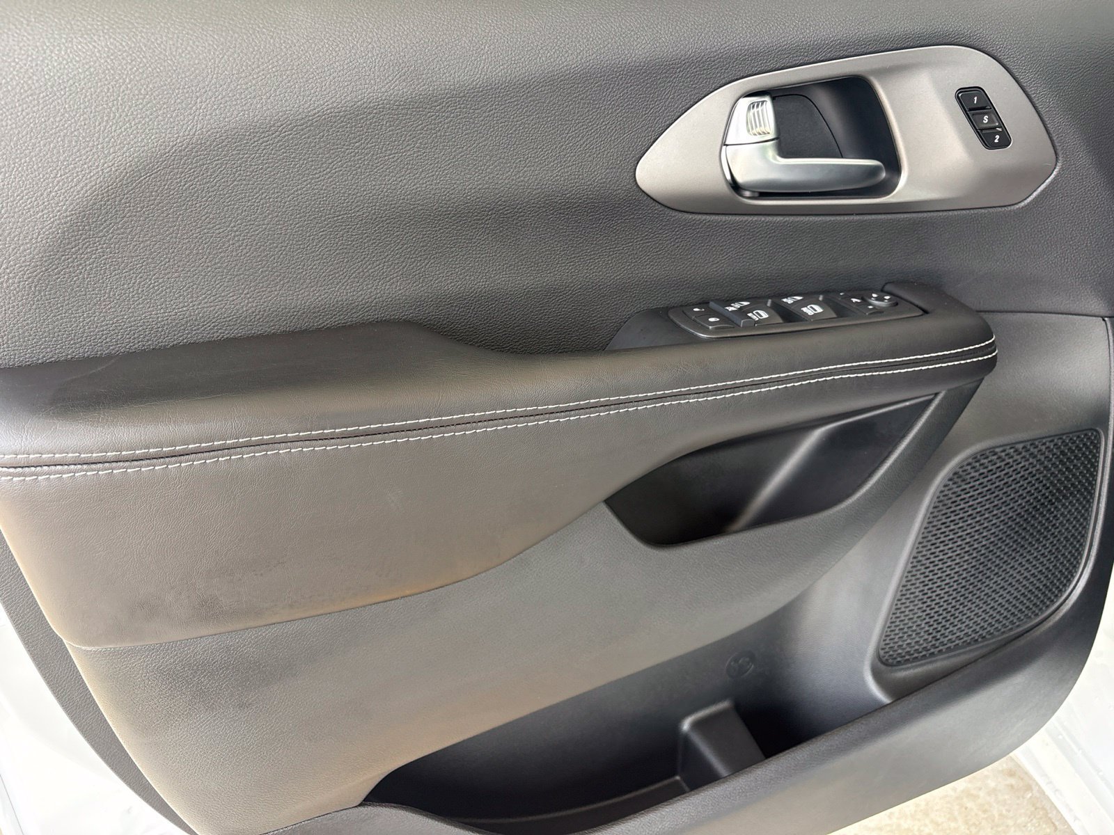 New 2027 Chrysler Pacifica Limited FWD image 11