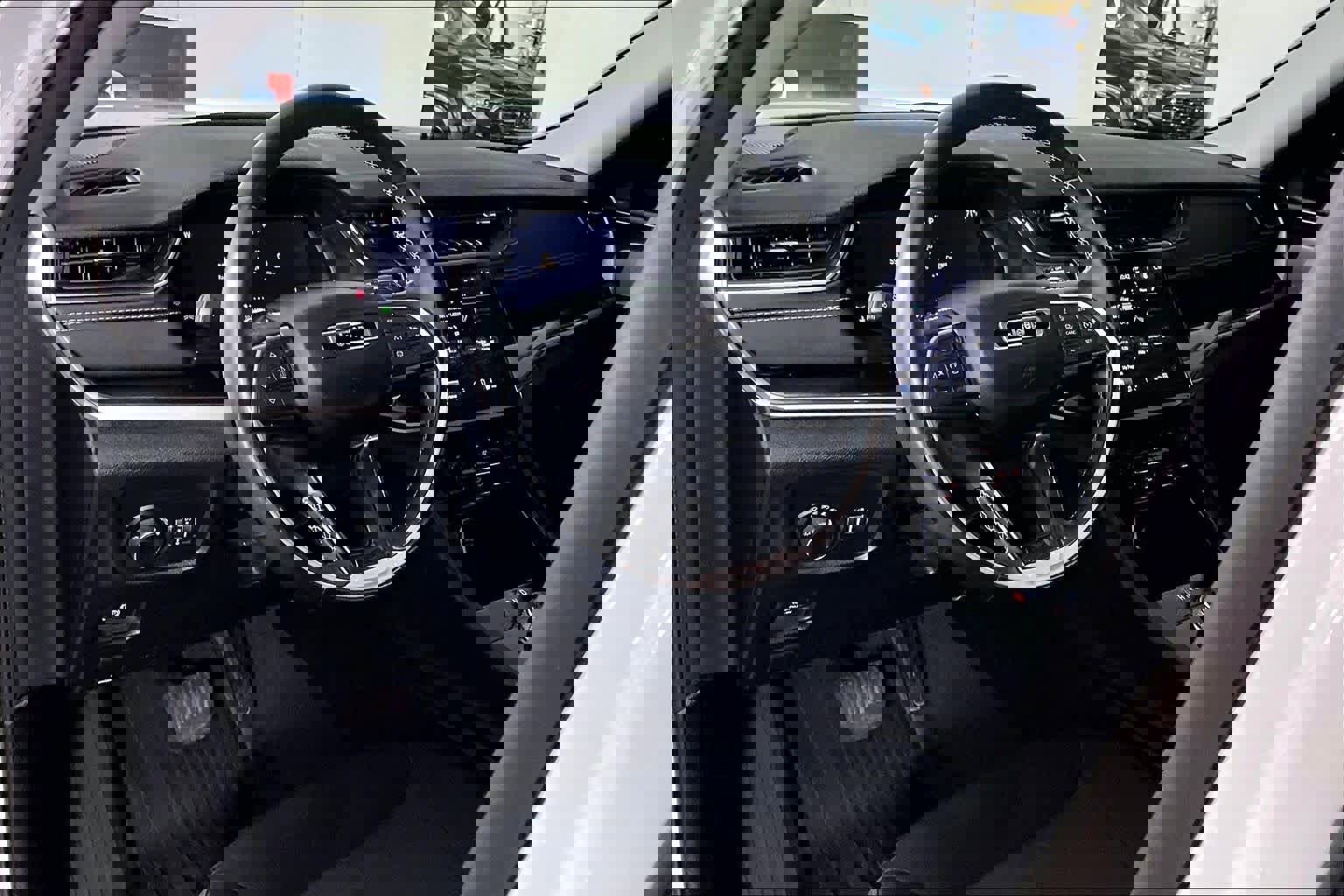 Used 2021 Jeep Grand Cherokee L Laredo w/ Luxury Tech Group I image 17