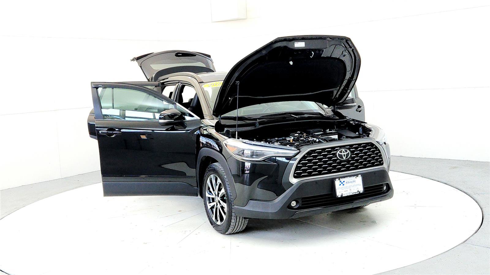 Used 2022 Toyota Corolla Cross XLE image 9