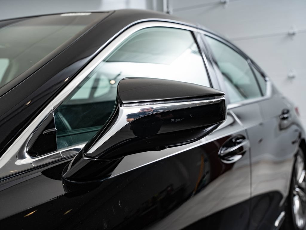 Certified 2020 Lexus ES 300h Ultra Luxury w/ Accessory Package FWD image 17