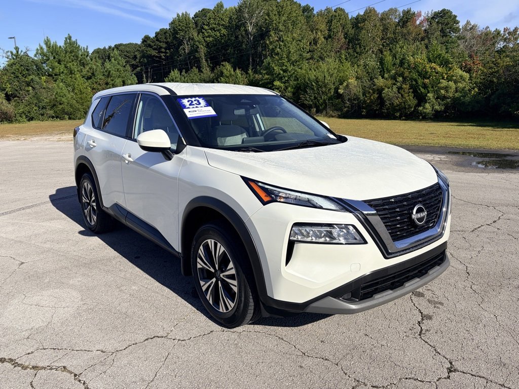 Used 2023 Nissan Rogue SV image 2
