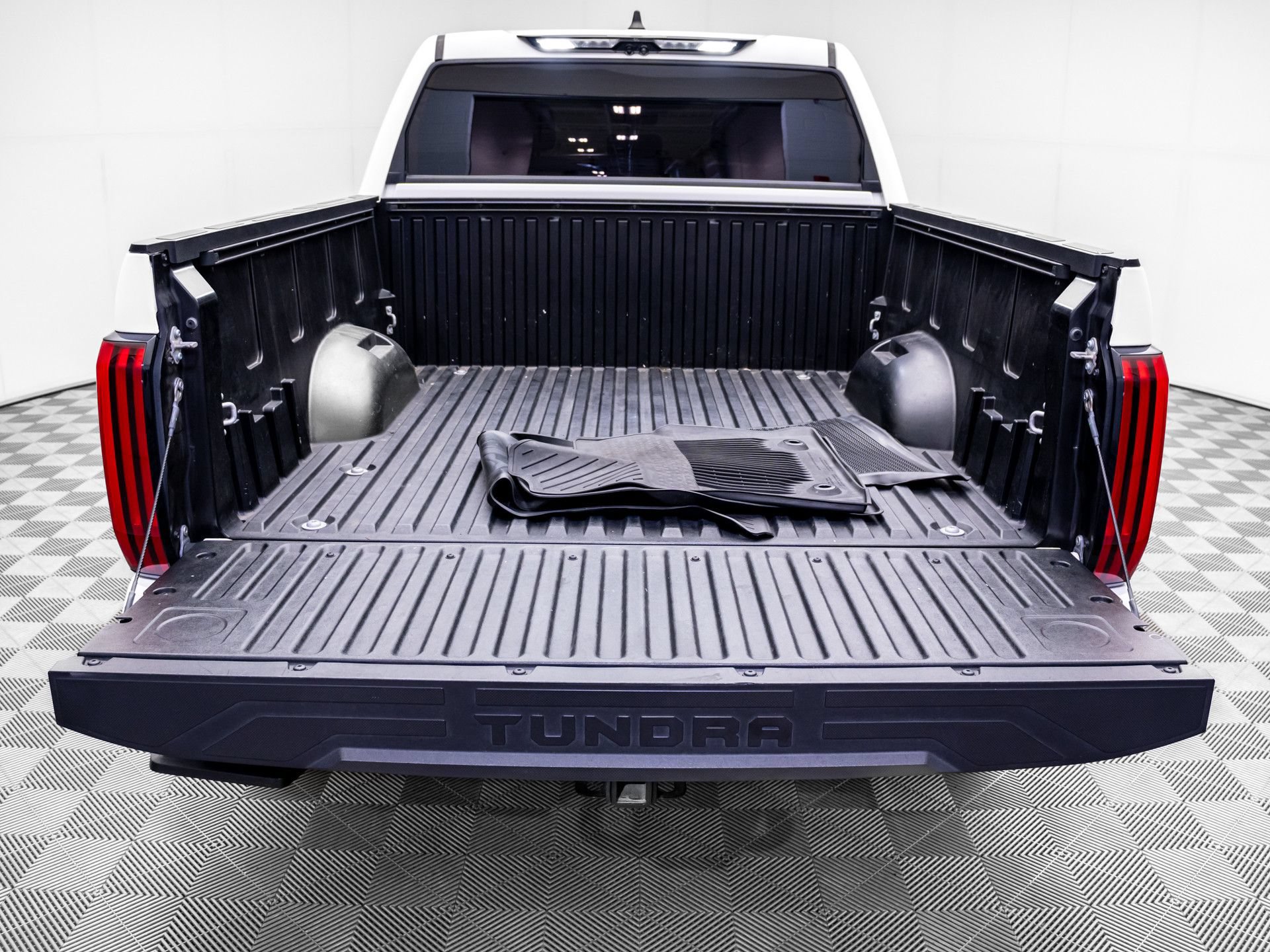 Used 2024 Toyota Tundra Limited AWD/4WD image 33