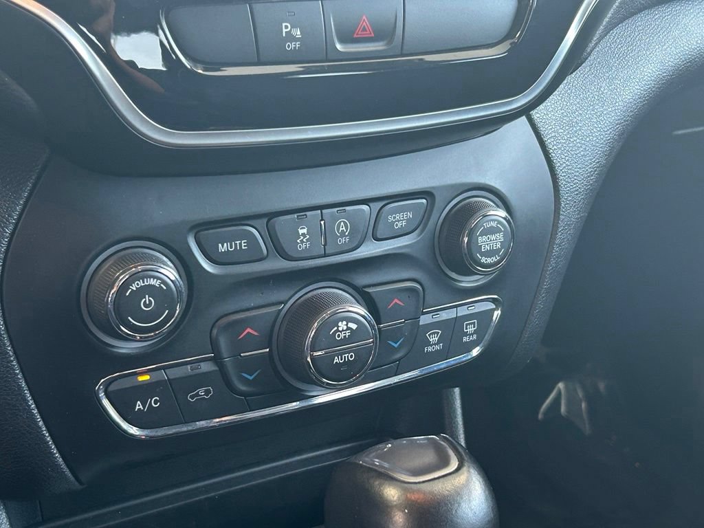 Used 2020 Jeep Cherokee Limited FWD image 23