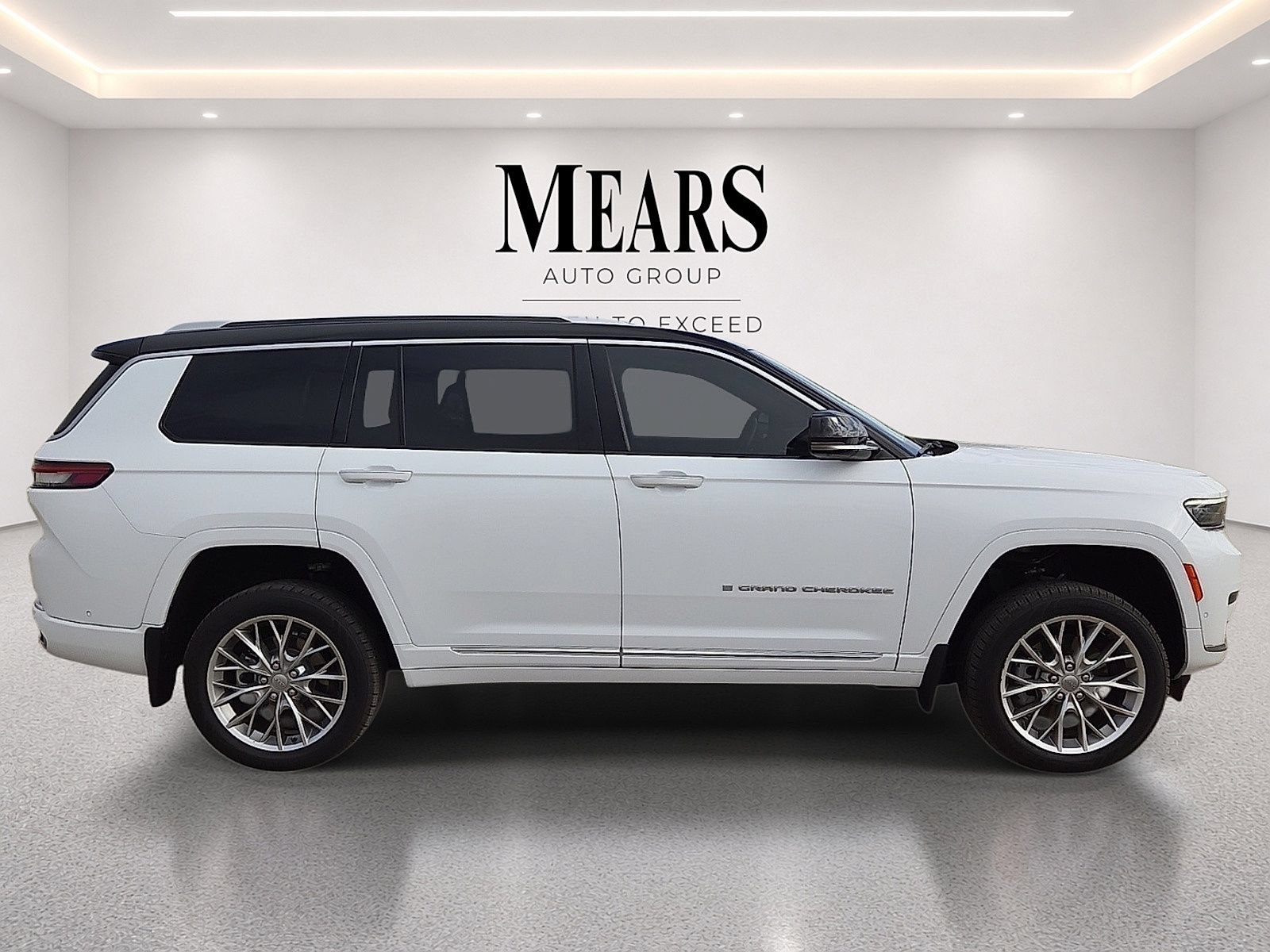 Used 2023 Jeep Grand Cherokee L Summit w/ MOPAR Finishing Package AWD/4WD image 6