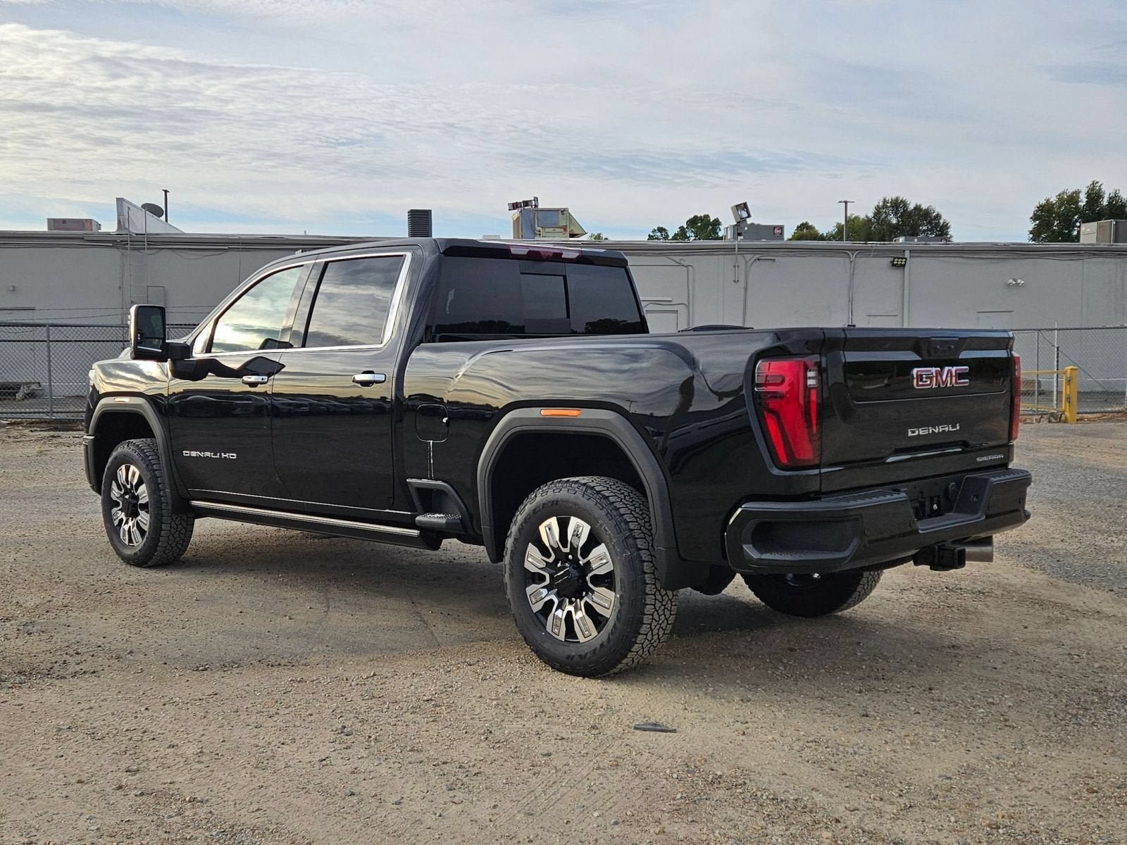 New 2026 GMC Sierra 2500 Denali w/ Denali Reserve Package AWD/4WD image 4
