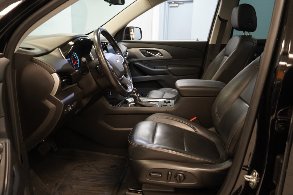 Used 2021 Chevrolet Traverse LT w/ LT Premium Package AWD/4WD image 5