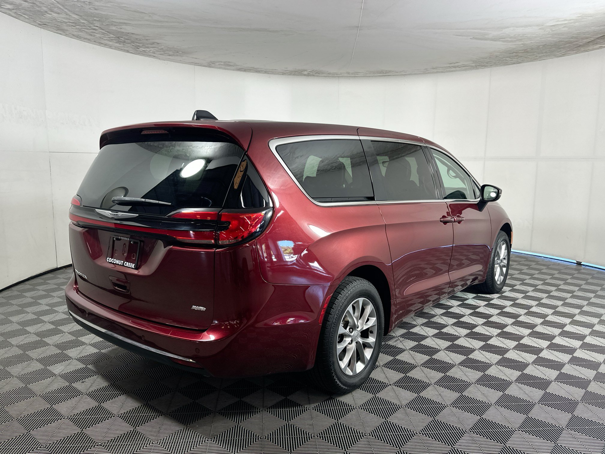Used 2023 Chrysler Pacifica Touring-L AWD/4WD image 3