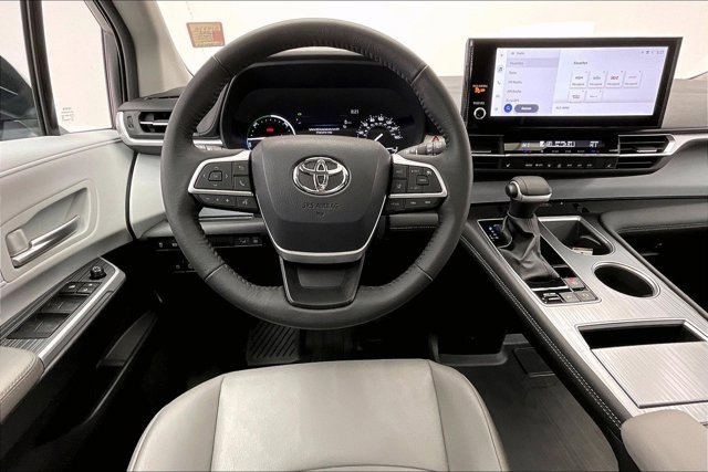 Used 2025 Toyota Sienna XLE image 4