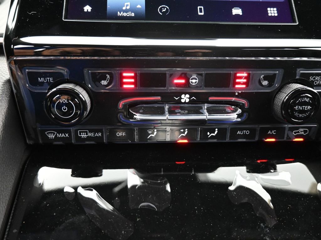 Used 2024 Jeep Grand Cherokee L Laredo w/ Luxury Tech Group I image 23