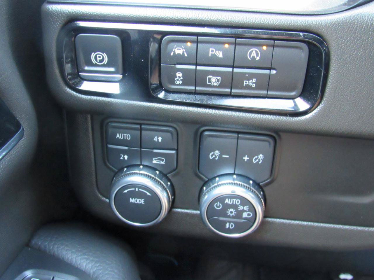 Used 2025 GMC Yukon XL Denali AWD/4WD image 19