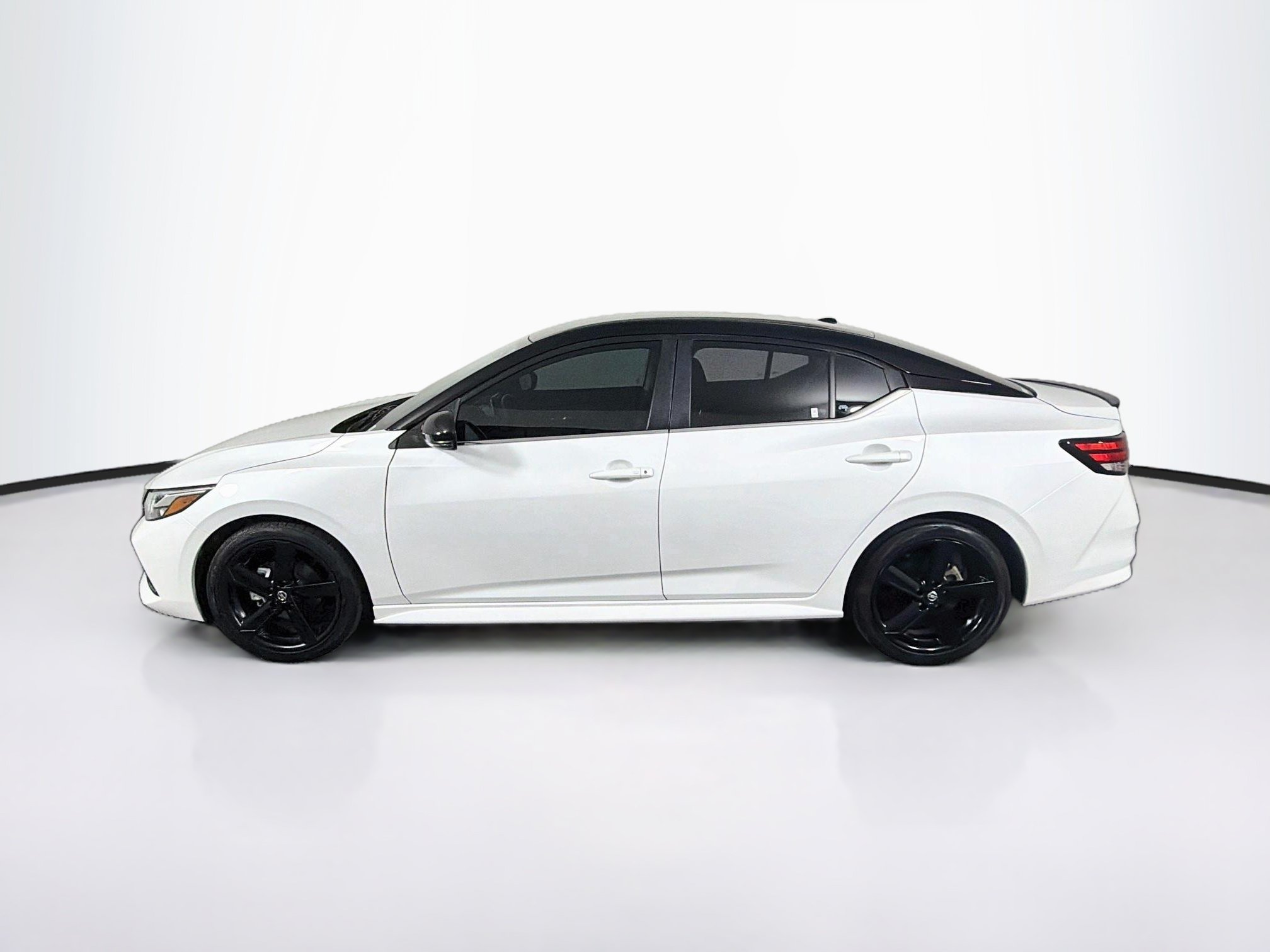 Used 2023 Nissan Sentra SR w/ Midnight Edition Package FWD image 4