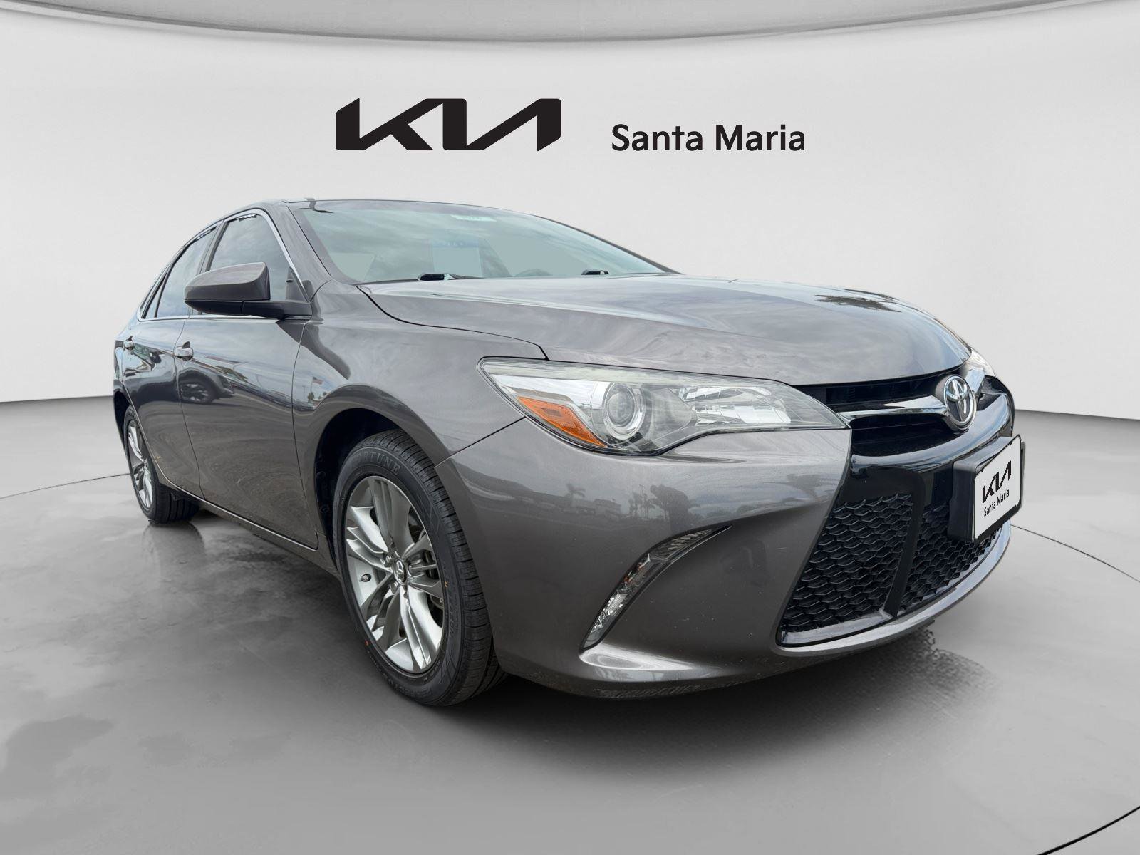 Used 2016 Toyota Camry SE FWD image 2