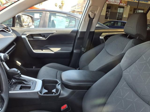 Used 2021 Toyota RAV4 XLE w/ Convenience Package FWD image 9