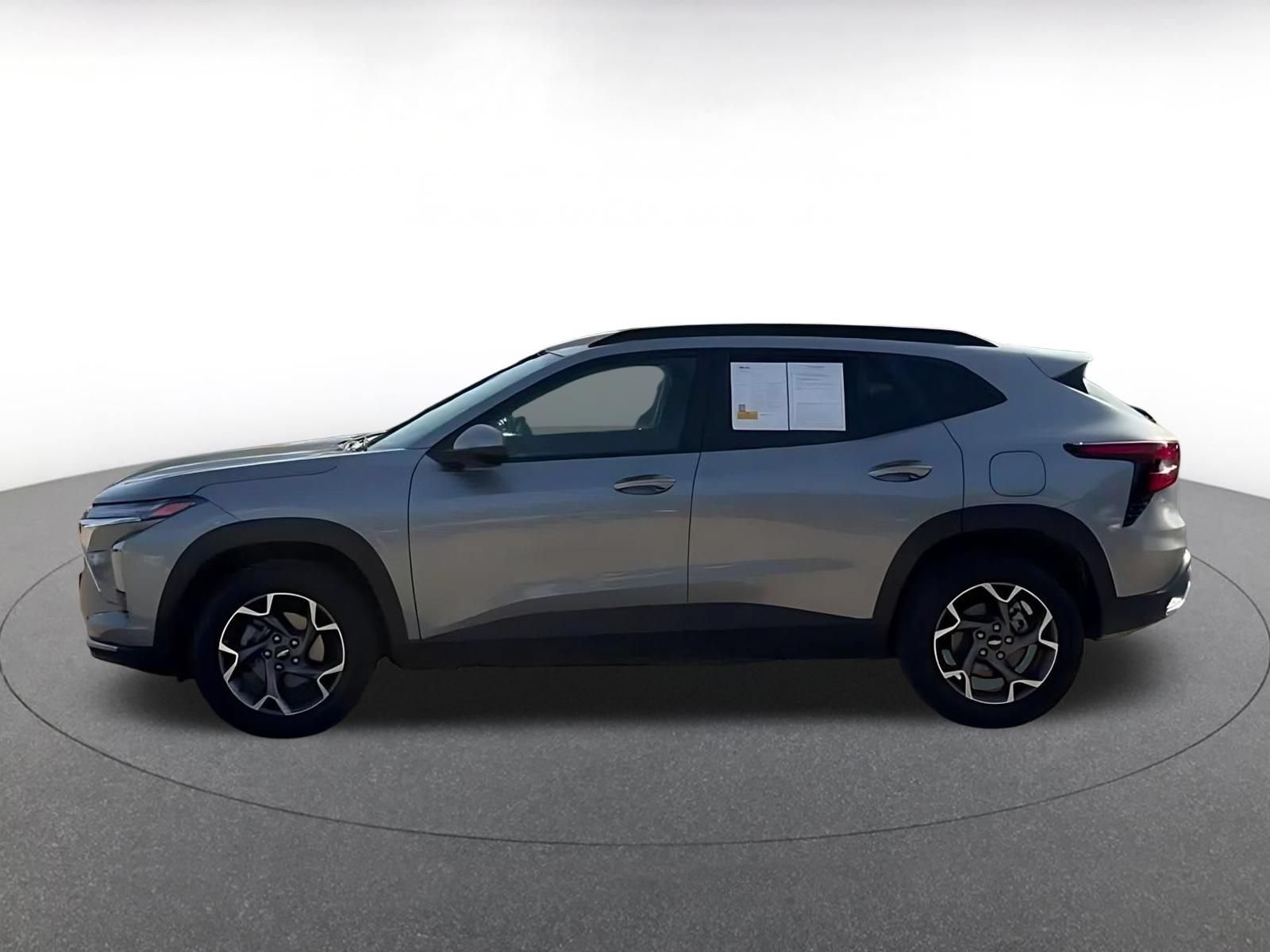 Used 2025 Chevrolet Trax LT FWD image 10