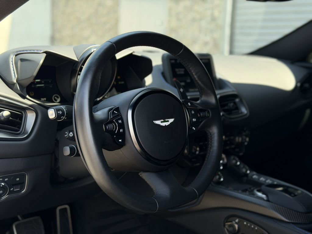 Used 2022 Aston Martin V8 Vantage Coupe RWD image 27