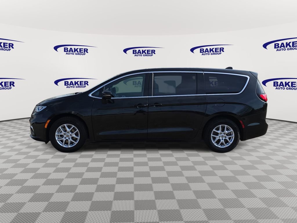 Used 2024 Chrysler Pacifica Touring FWD image 8