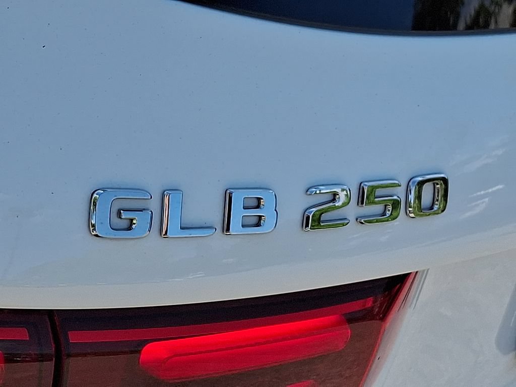 Used 2025 Mercedes-Benz GLB 250 4MATIC image 33