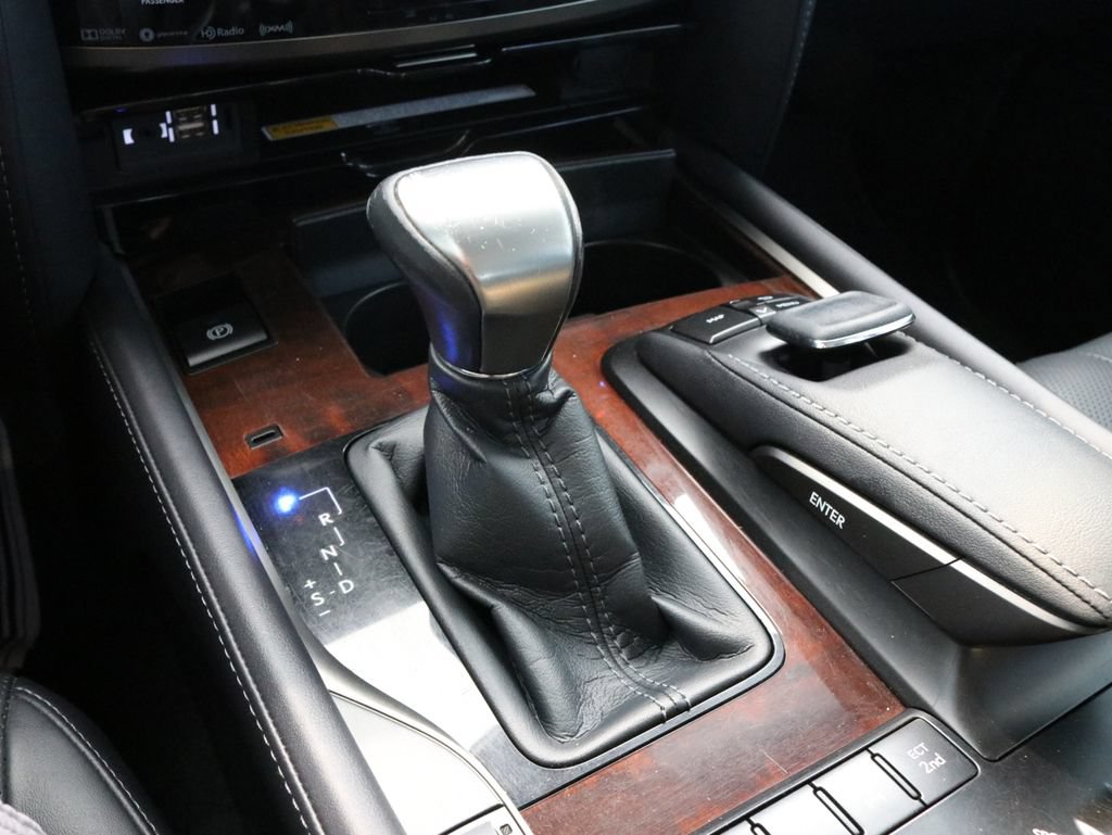 Used 2017 Lexus LX 570 4WD w/ Luxury Package image 18