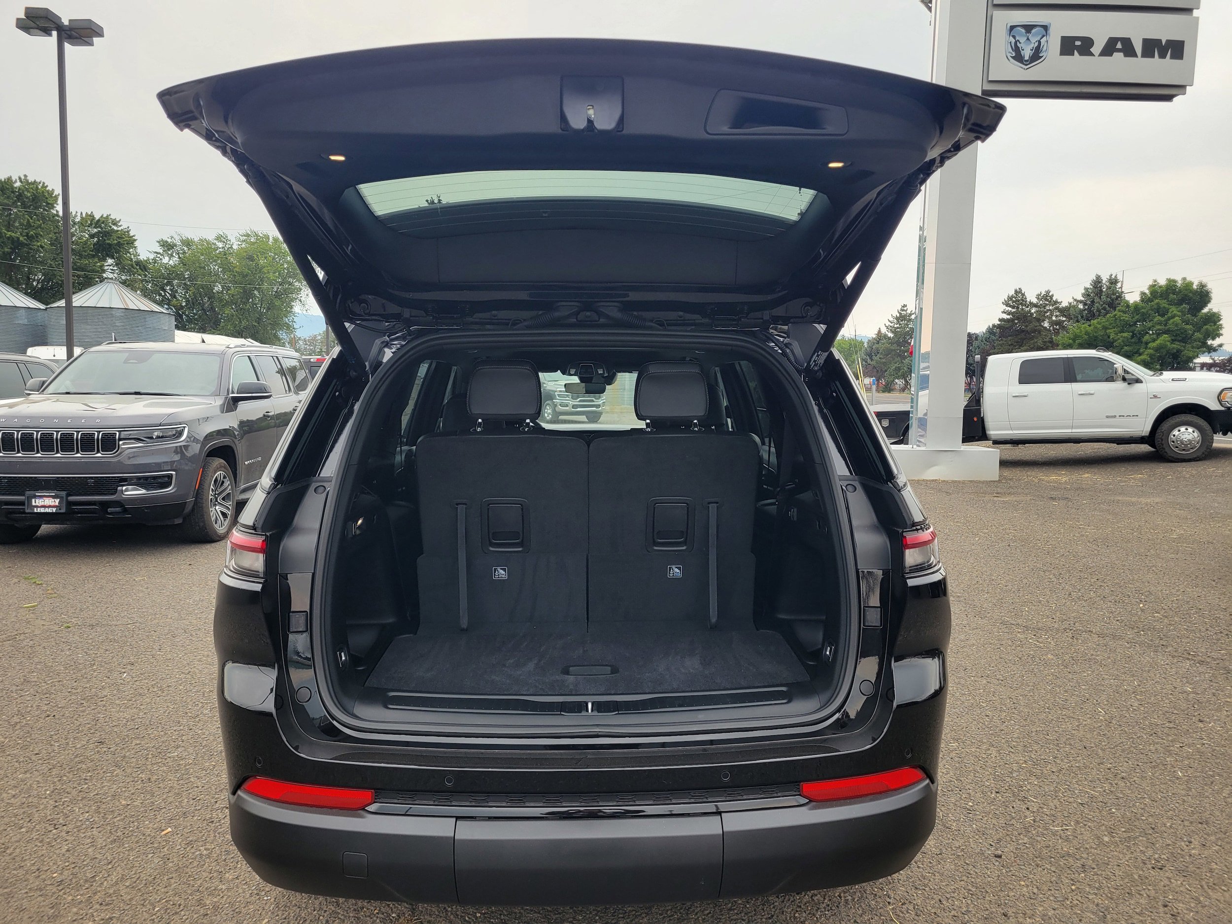 New 2025 Jeep Grand Cherokee L Altitude image 11