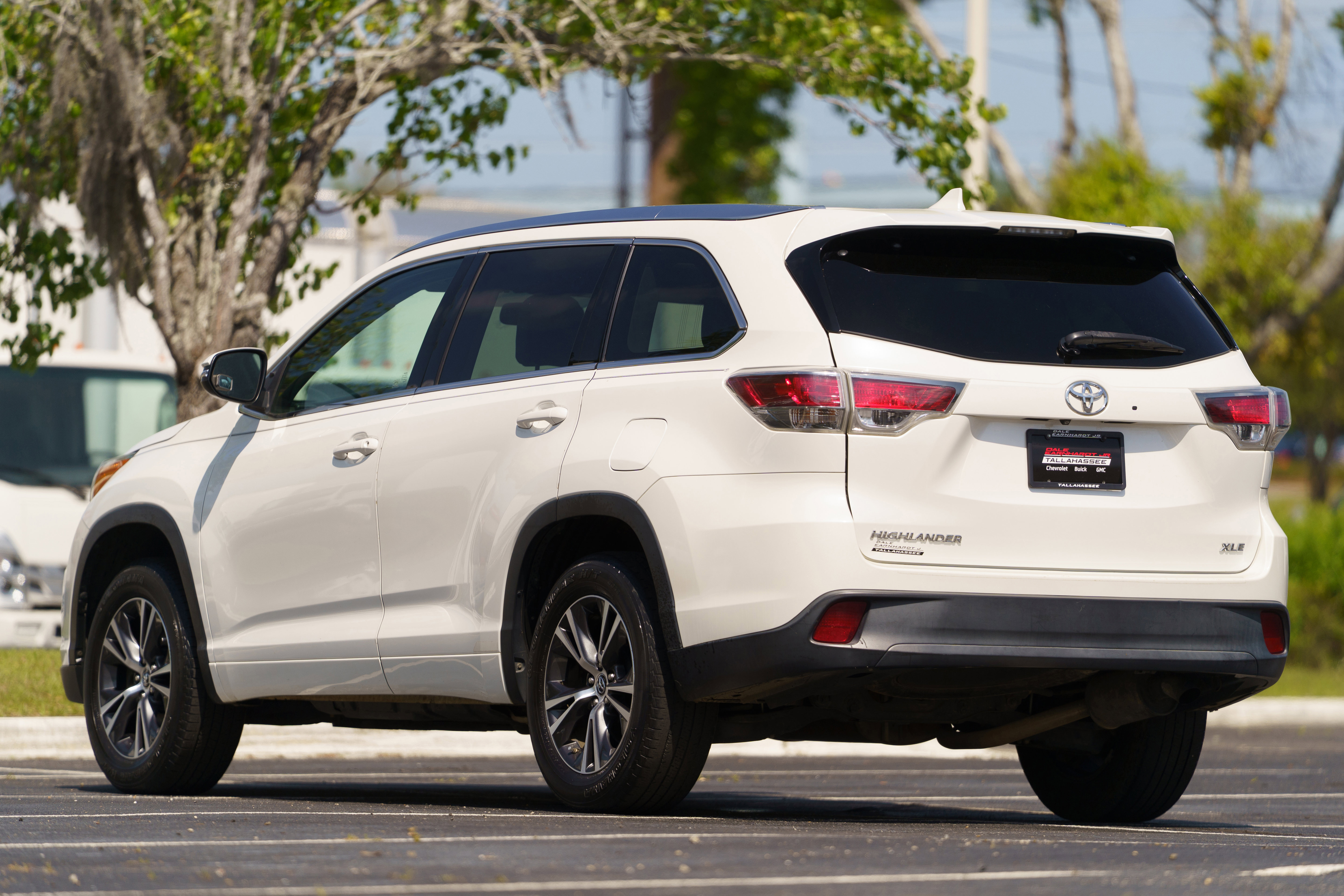 Used 2016 Toyota Highlander XLE image 3