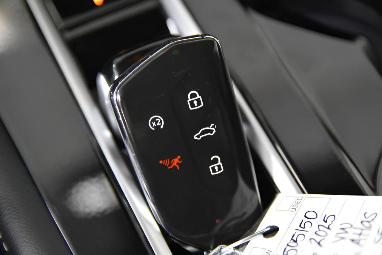 Used 2025 Volkswagen Atlas SE image 32