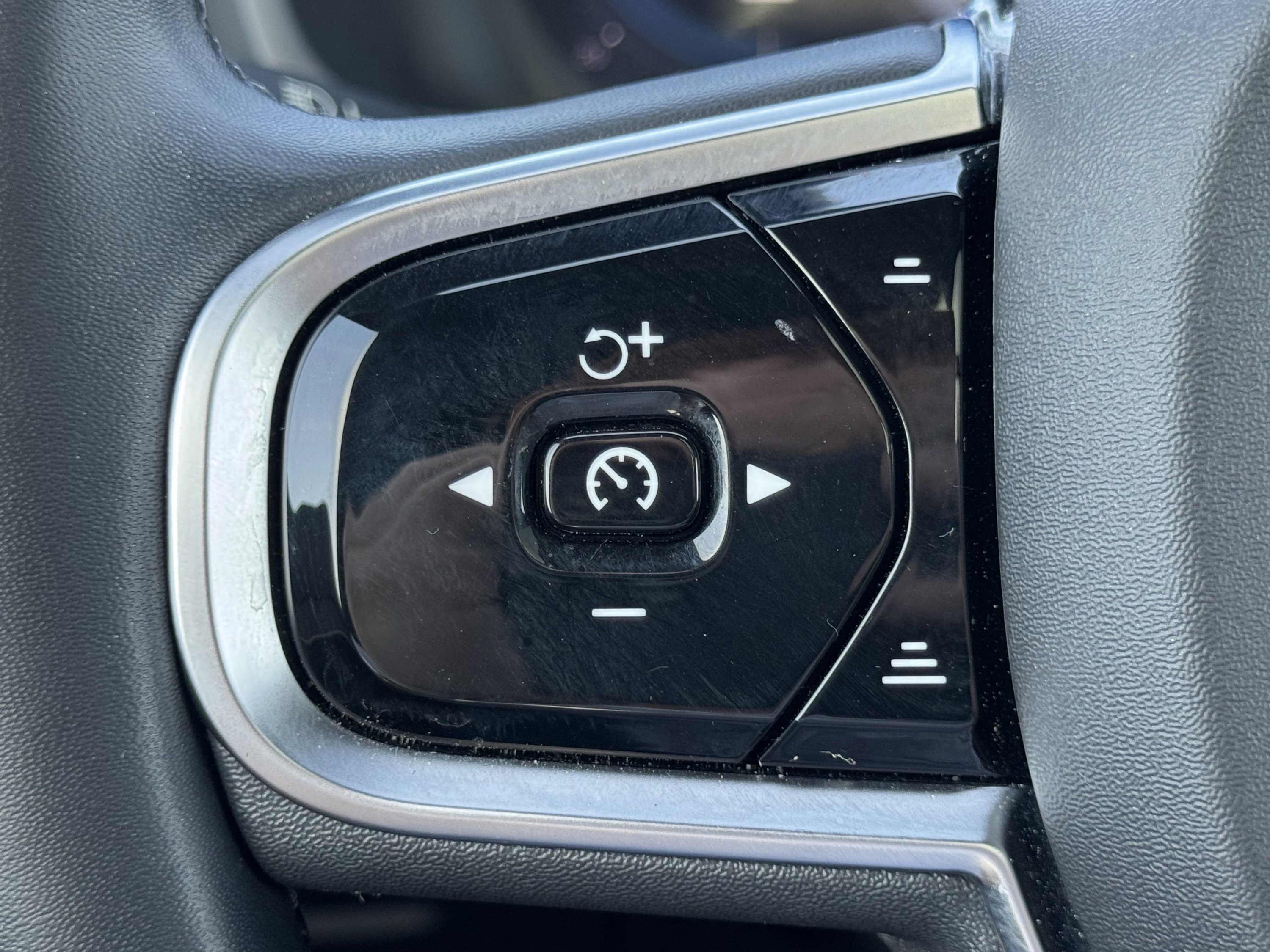 Used 2024 Volvo XC90 T8 Ultimate w/ Lounge Package image 73