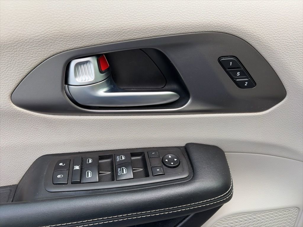 Used 2021 Chrysler Pacifica Touring-L image 15