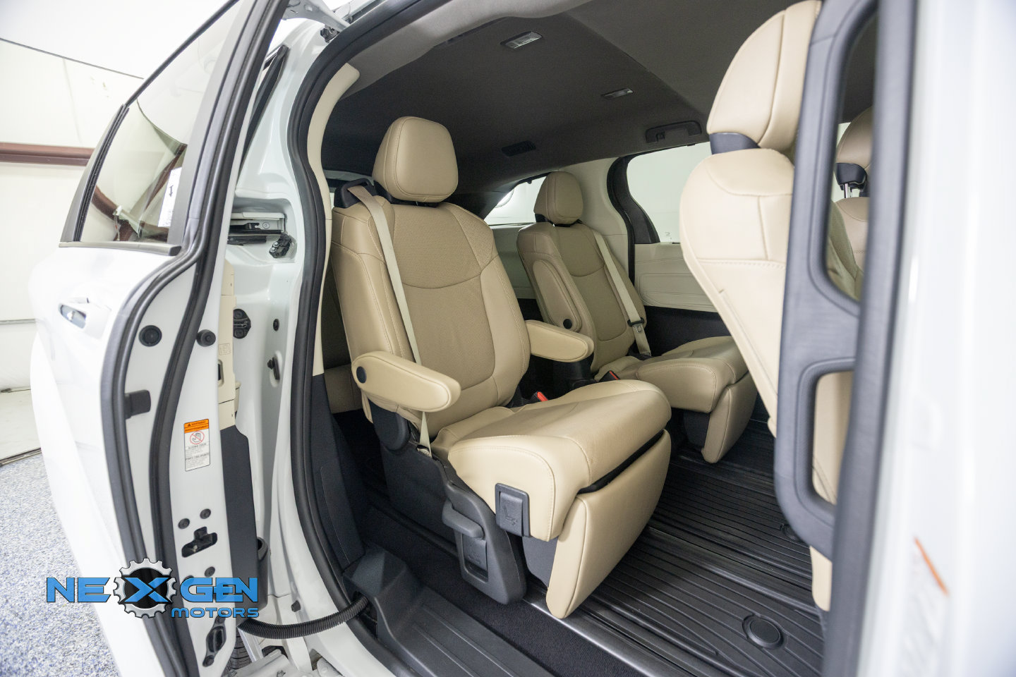 Used 2024 Toyota Sienna Limited AWD/4WD image 35
