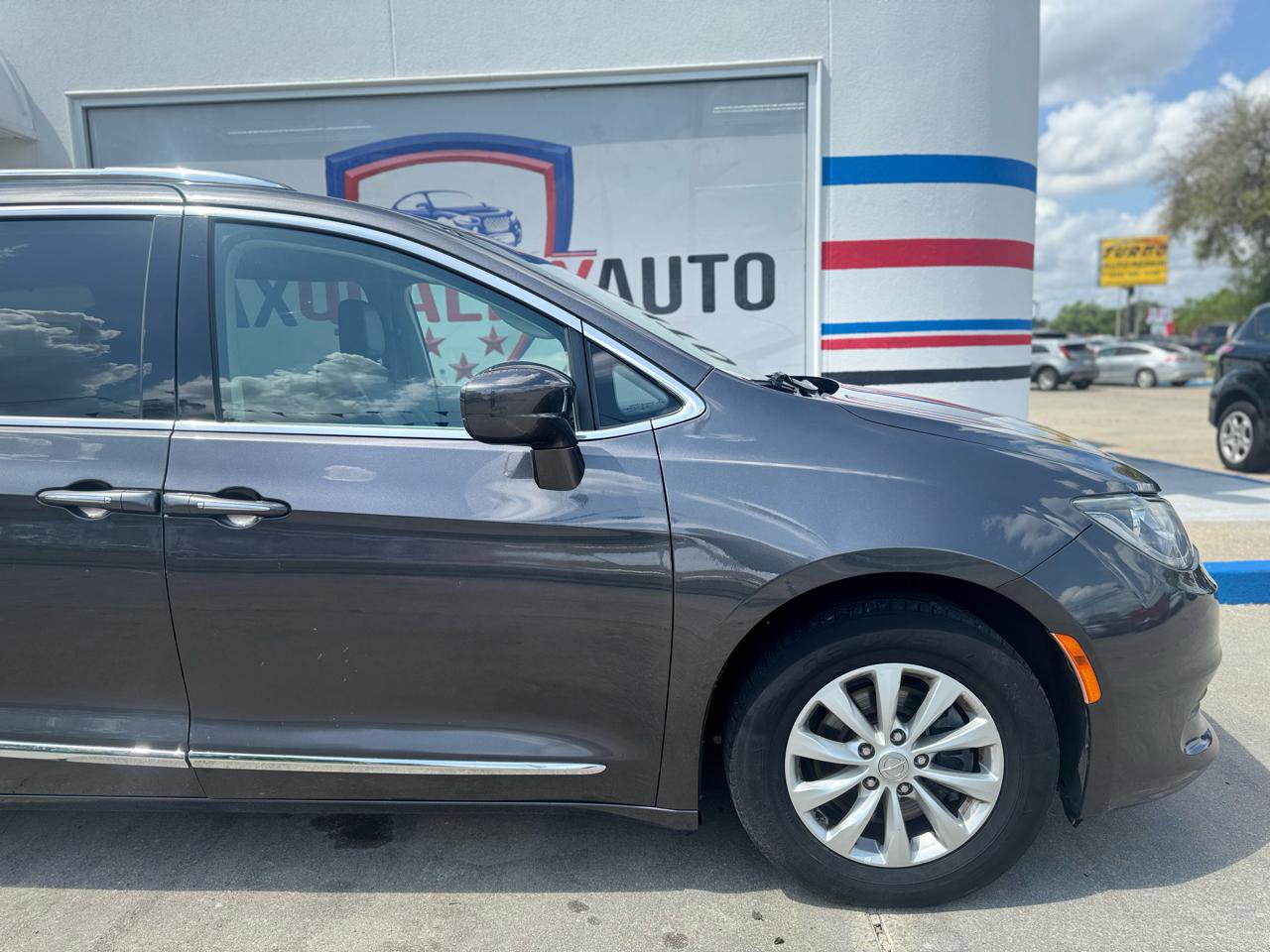 Used 2019 Chrysler Pacifica Touring-L image 20