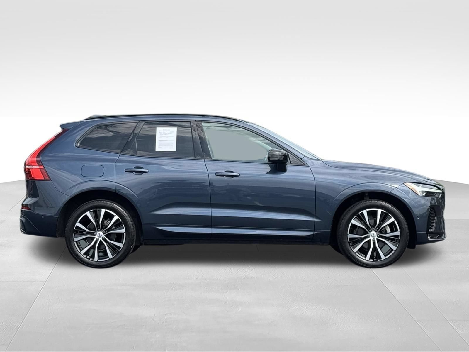 Used 2023 Volvo XC60 B5 Plus w/ Climate Package AWD/4WD image 3