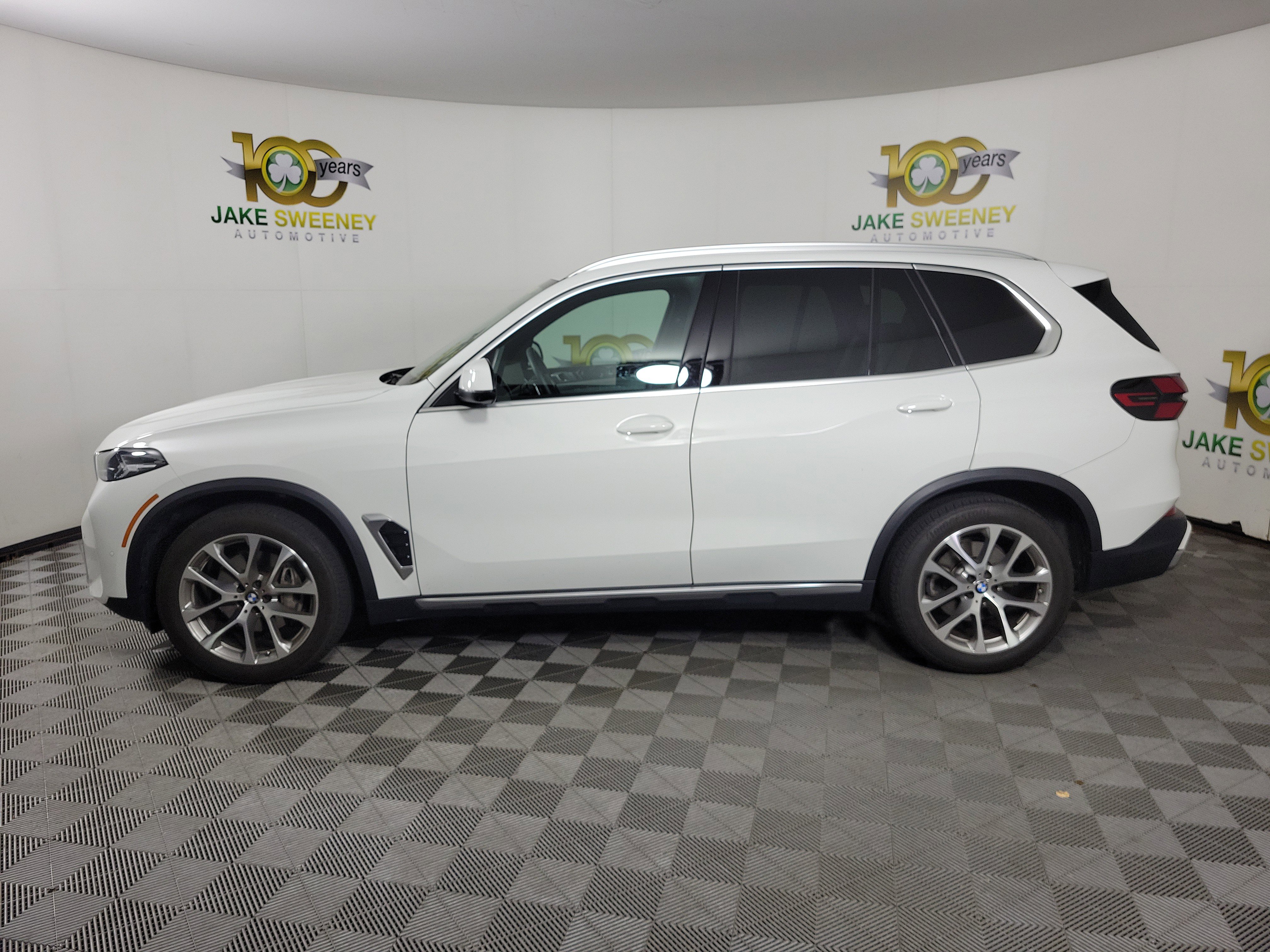 Used 2024 BMW X5 xDrive40i w/ Parking Assistance Package AWD/4WD image 2
