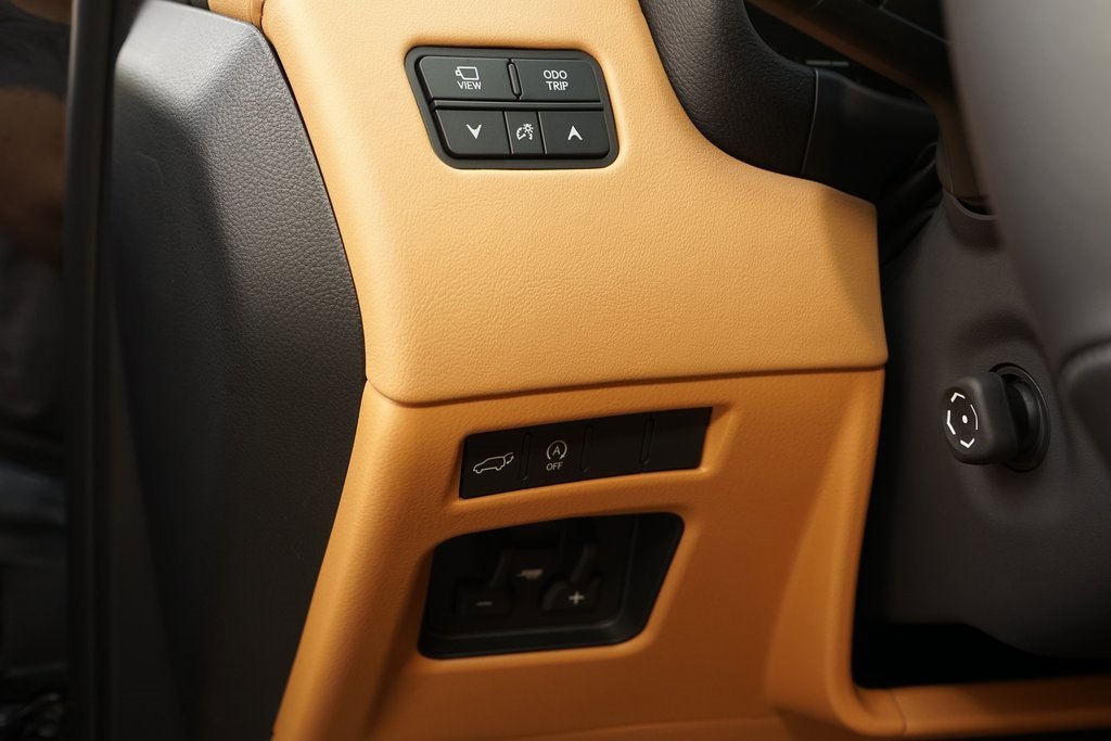 Used 2025 Lexus LX 600 4WD w/ Luxury Package image 33