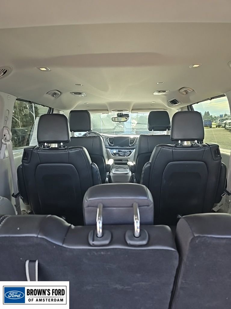 Used 2024 Chrysler Pacifica Touring-L FWD image 9