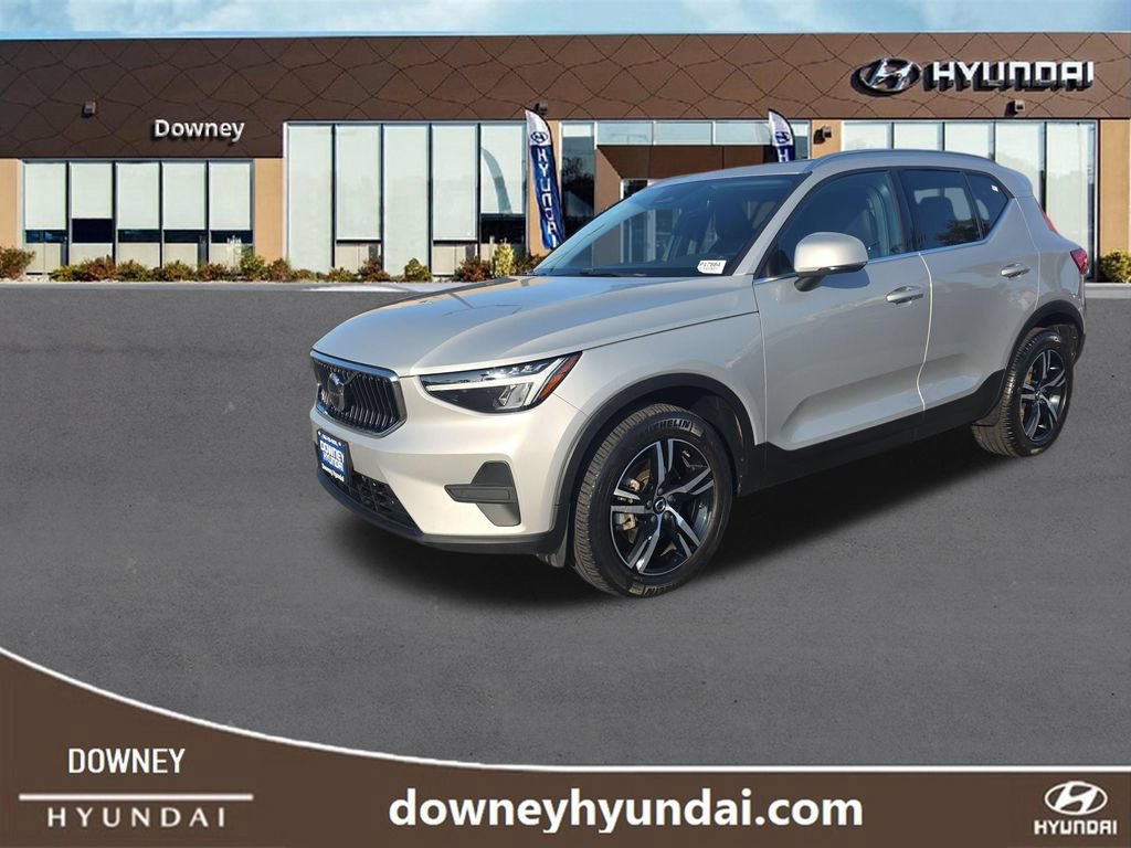 Used 2024 Volvo XC40 B5 Core AWD/4WD image 1