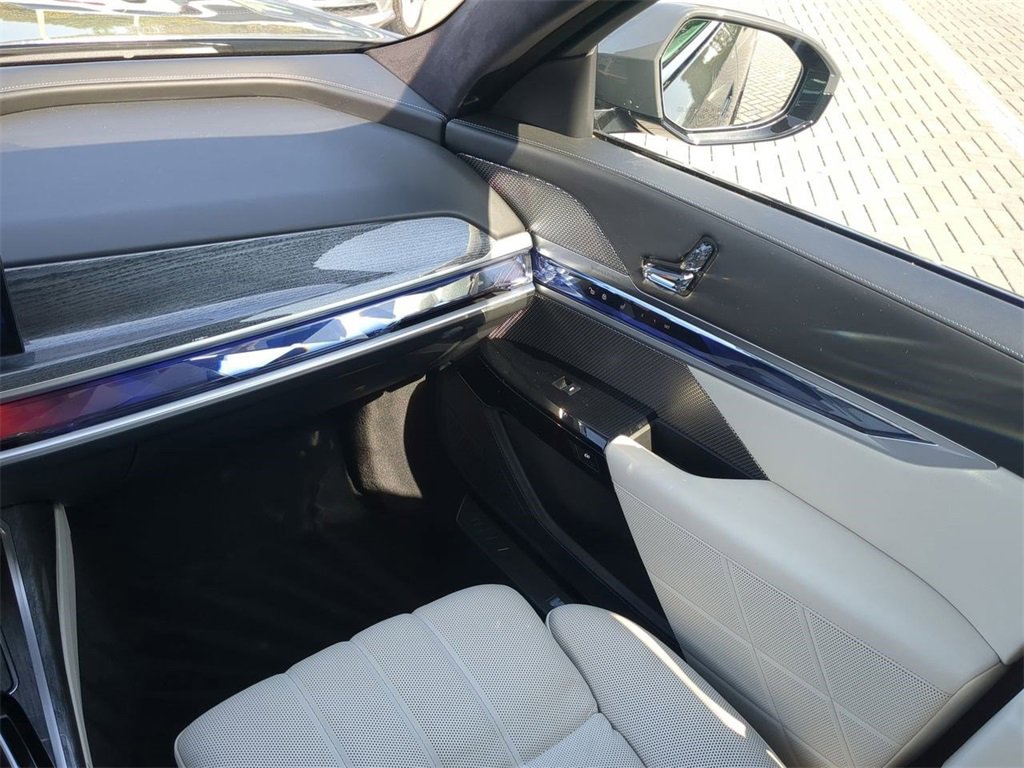 Certified 2023 BMW 760i xDrive w/ Executive Package image 18