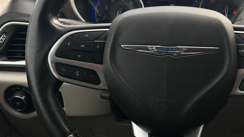 Used 2018 Chrysler Pacifica Touring-L FWD image 29