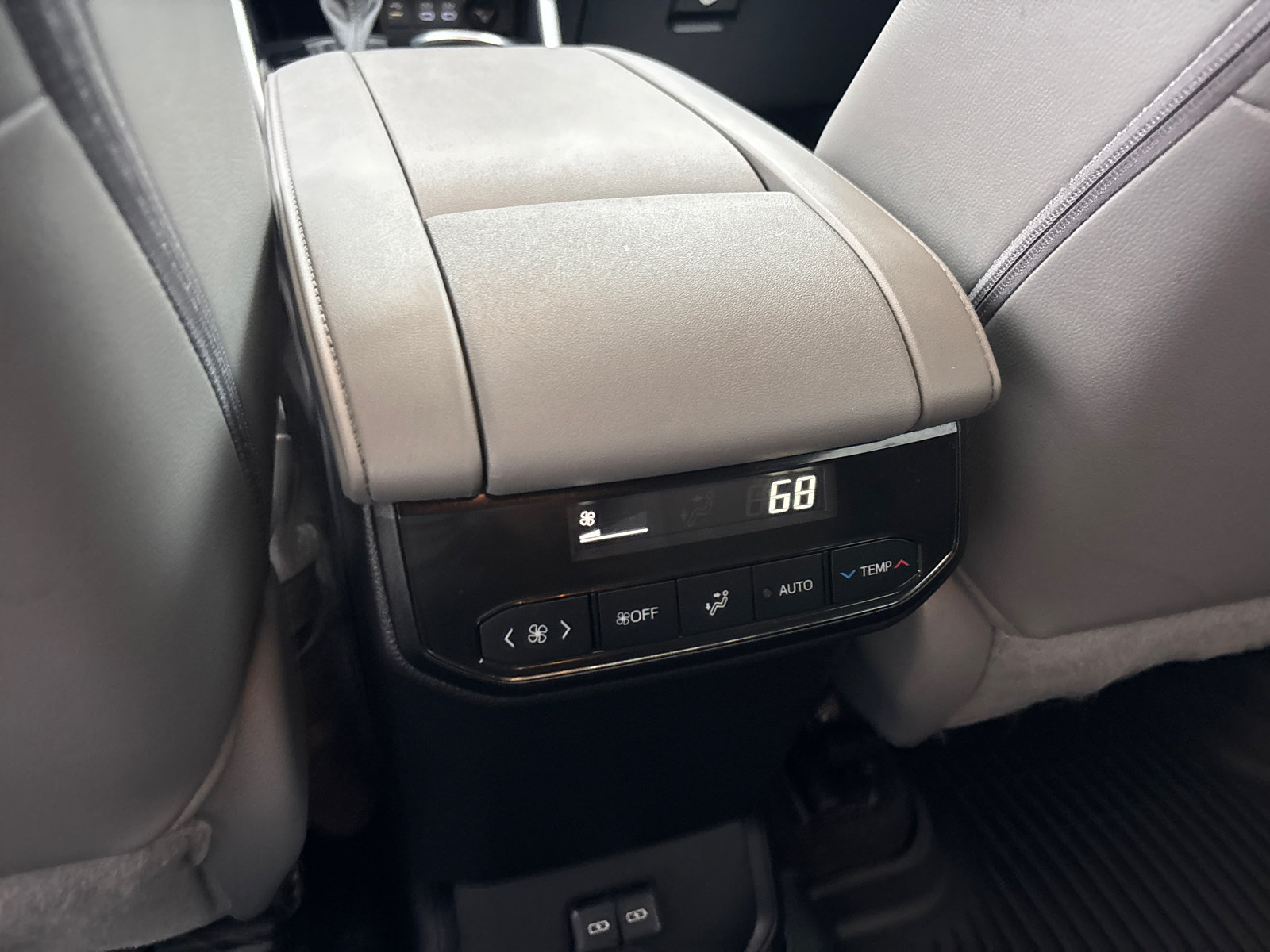 Used 2023 Toyota Highlander XLE AWD/4WD image 33