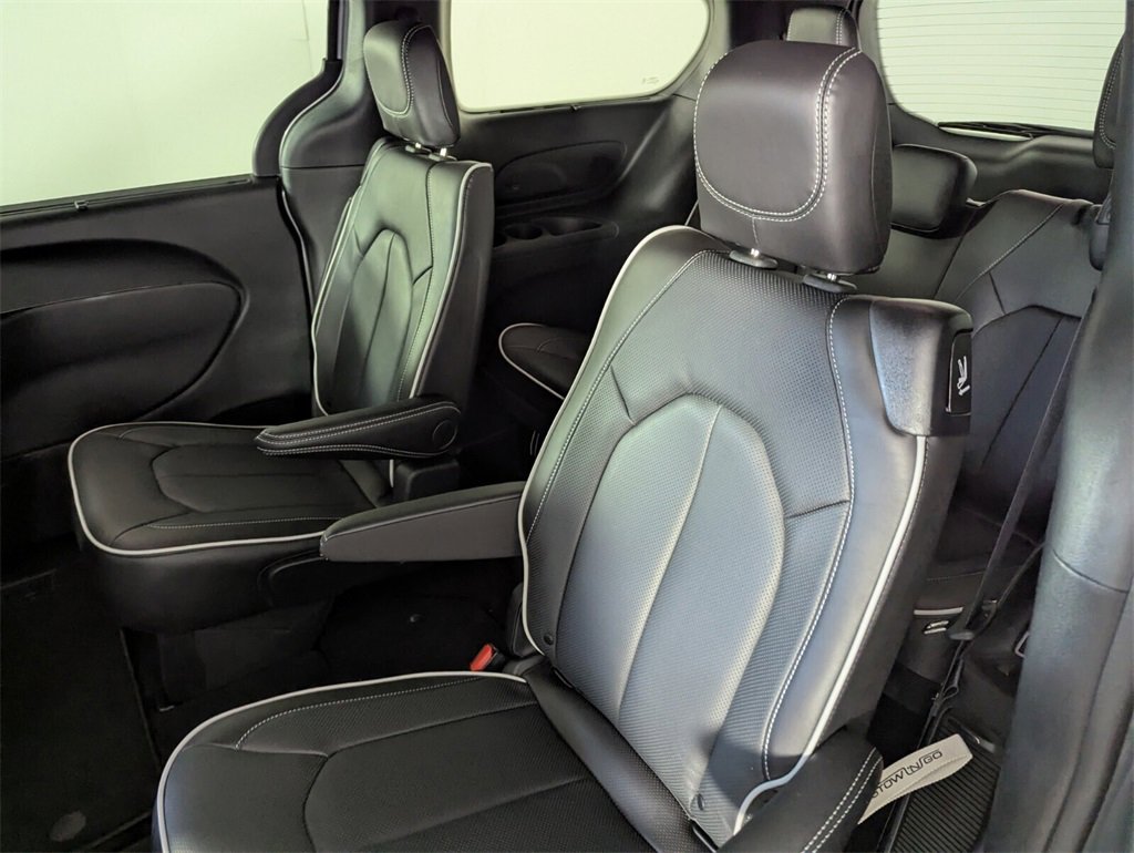 New 2026 Chrysler Pacifica Limited w/ Uconnect Theater Family Group image 15