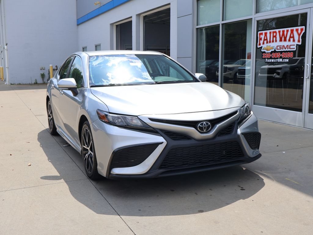 Used 2022 Toyota Camry SE FWD image 2