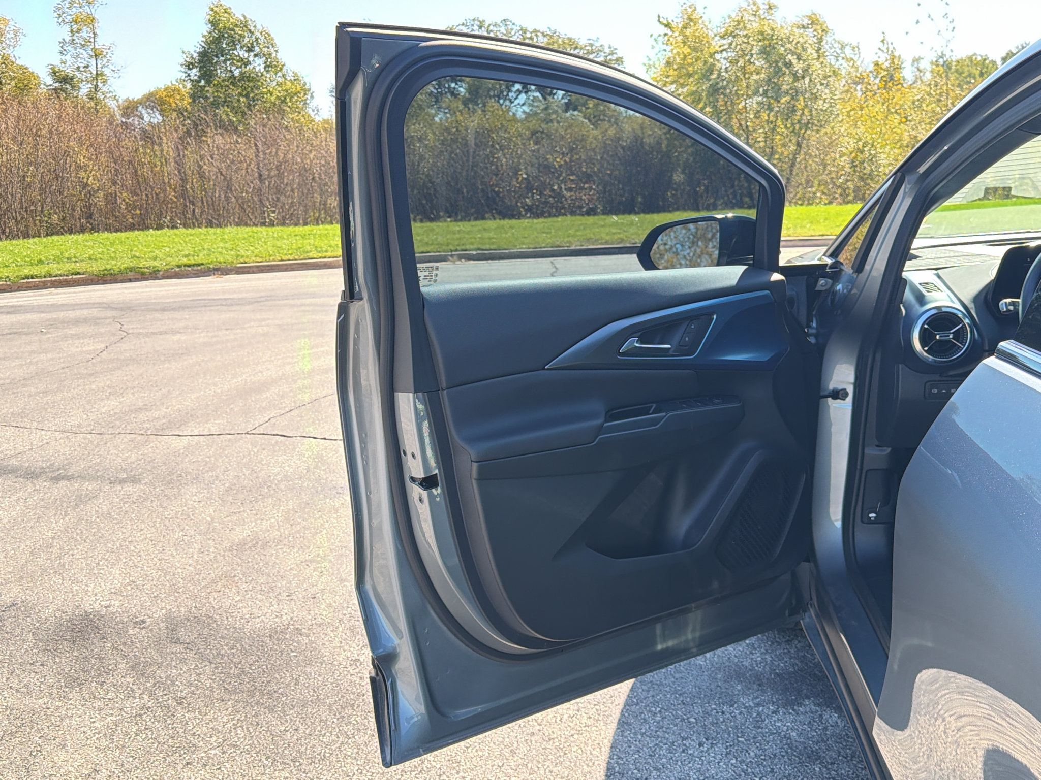 Used 2025 Chevrolet Equinox EV LT w/ LPO, Blackout Package FWD image 10