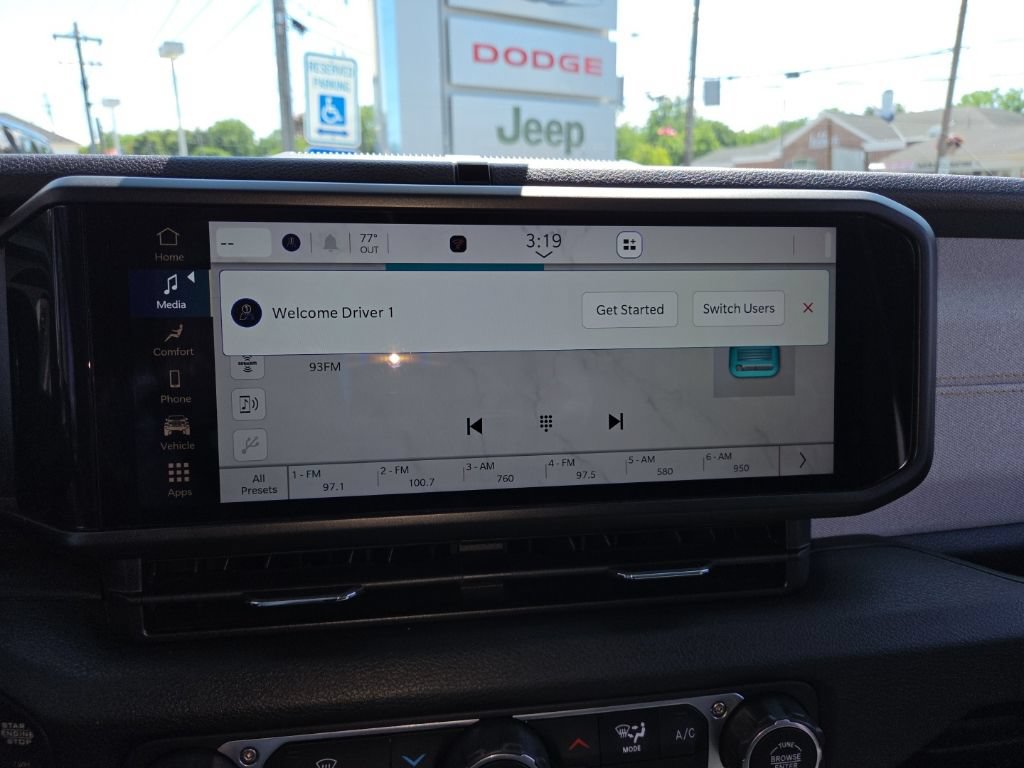Certified 2025 Jeep Gladiator Sport AWD/4WD image 16