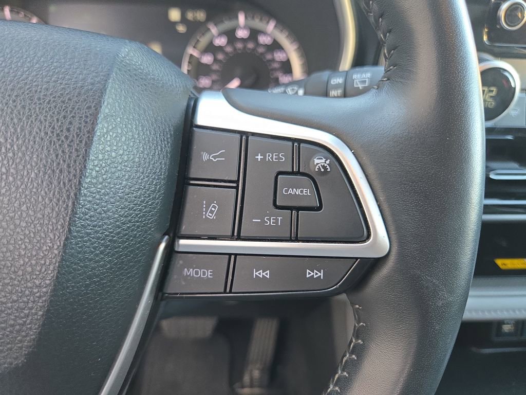 Certified 2024 Toyota Highlander XLE image 28