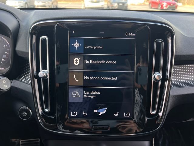 Used 2019 Volvo XC40 T4 R-Design image 24